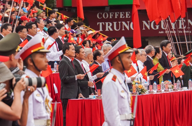 Hàng vạn người đội mưa tham gia diễu hành chào mừng 70 năm Ngày giải phóng Hải Phòng- Ảnh 3. Hàng vạn người đội mưa tham gia diễu hành chào mừng 70 năm Ngày giải phóng Hải Phòng- Ảnh 3.