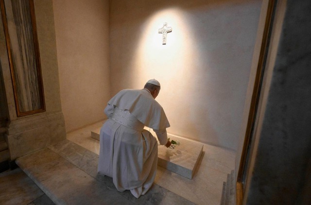 Tân Giáo hoàng Leo XIV cầu nguyện trước mộ cố Giáo hoàng Francis- Ảnh 1. Tân Giáo hoàng Leo XIV cầu nguyện trước mộ cố Giáo hoàng Francis- Ảnh 1.