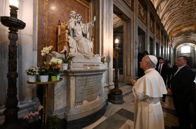 Tân Giáo hoàng Leo XIV cầu nguyện trước mộ cố Giáo hoàng Francis- Ảnh 2. Tân Giáo hoàng Leo XIV cầu nguyện trước mộ cố Giáo hoàng Francis- Ảnh 2.