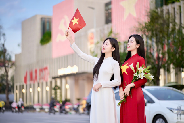 Trào lưu chụp ảnh áo dài dịp 30-04 của giới trẻ Hà Nội - Ảnh 1.