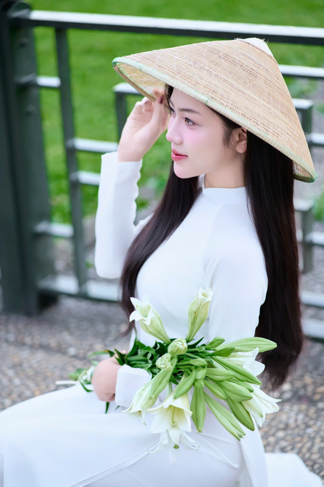 Trào lưu chụp ảnh áo dài dịp 30-04 của giới trẻ Hà Nội - Ảnh 4.