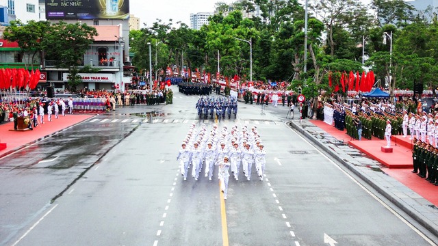 Hàng vạn người đội mưa tham gia diễu hành chào mừng 70 năm Ngày giải phóng Hải Phòng- Ảnh 7. Hàng vạn người đội mưa tham gia diễu hành chào mừng 70 năm Ngày giải phóng Hải Phòng- Ảnh 7.