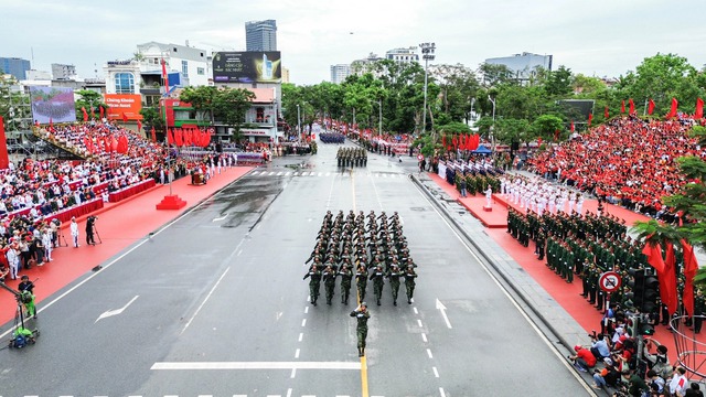 Hàng vạn người đội mưa tham gia diễu hành chào mừng 70 năm Ngày giải phóng Hải Phòng- Ảnh 8. Hàng vạn người đội mưa tham gia diễu hành chào mừng 70 năm Ngày giải phóng Hải Phòng- Ảnh 8.