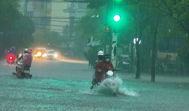 Thành phố Đồng Hới nằm ven sông, sát biển nhưng... "hễ mưa là ngập"- Ảnh 6. Thành phố Đồng Hới nằm ven sông, sát biển nhưng... "hễ mưa là ngập"- Ảnh 6.