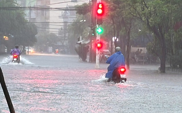 Thành phố Đồng Hới nằm ven sông, sát biển nhưng... "hễ mưa là ngập"- Ảnh 2. Thành phố Đồng Hới nằm ven sông, sát biển nhưng... "hễ mưa là ngập"- Ảnh 2.