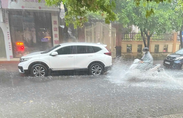 Thành phố Đồng Hới nằm ven sông, sát biển nhưng... "hễ mưa là ngập"- Ảnh 5. Thành phố Đồng Hới nằm ven sông, sát biển nhưng... "hễ mưa là ngập"- Ảnh 5.