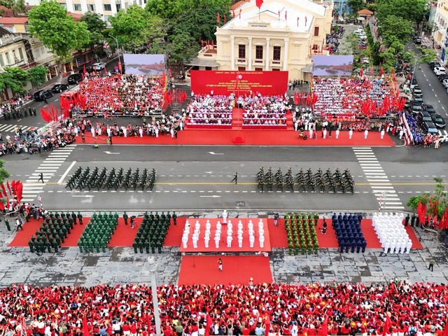 Hàng vạn người đội mưa tham gia diễu hành chào mừng 70 năm Ngày giải phóng Hải Phòng- Ảnh 4. Hàng vạn người đội mưa tham gia diễu hành chào mừng 70 năm Ngày giải phóng Hải Phòng- Ảnh 4.