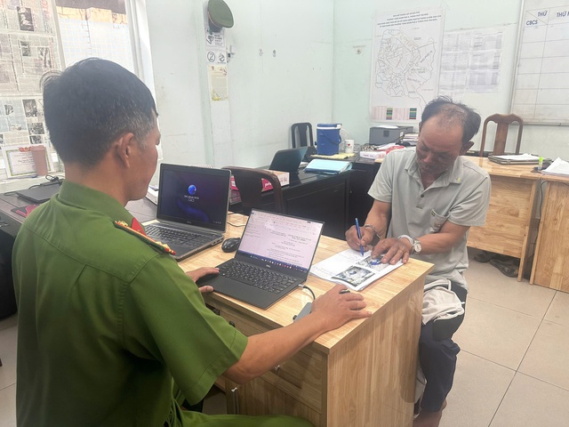 Bắt người đàn ông tạt xăng khiến 3 người tử vong ở TP Thủ Đức- Ảnh 1. Bắt người đàn ông tạt xăng khiến 3 người tử vong ở TP Thủ Đức- Ảnh 1.