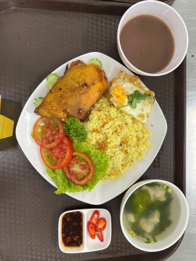 Có gì trong bữa ăn được công nhân chấm 10 điểm?- Ảnh 5. Có gì trong bữa ăn được công nhân chấm 10 điểm?- Ảnh 5.