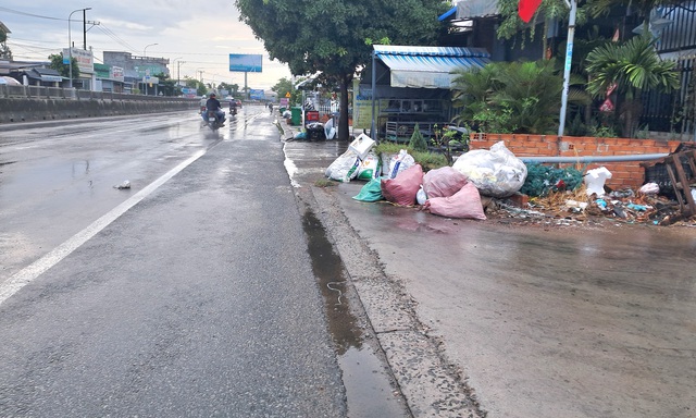 Dân khốn khổ vì rác, xe thu gom bận... đăng kiểm! - Ảnh 1.