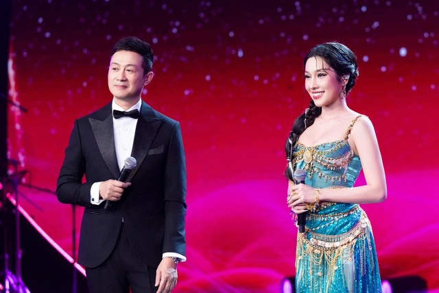 Hồ Ngọc Hà: 'Thủy Bùi chắc chắn sẽ thành công'
- Ảnh 2. Hồ Ngọc Hà: 'Thủy Bùi chắc chắn sẽ thành công'
- Ảnh 2.