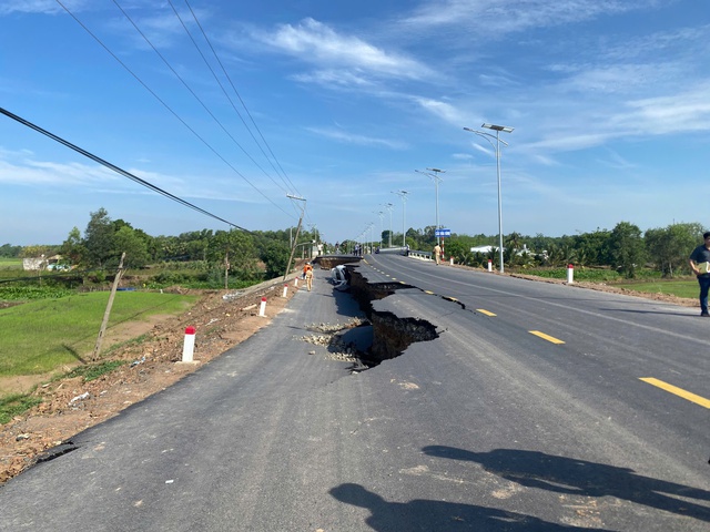 Vụ sụt lún ô tô, xe máy rơi xuống hố ở Tây Ninh: Công an đang điều tra nguyên nhân - Ảnh 3.