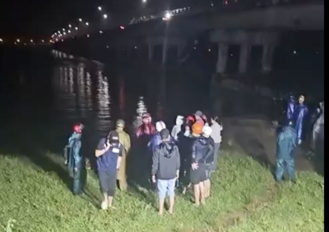 Nghi án người mẹ bỏ lại đứa con gái lớn trên cầu, ôm con gái nhỏ nhảy sông tự vẫn- Ảnh 1. Nghi án người mẹ bỏ lại đứa con gái lớn trên cầu, ôm con gái nhỏ nhảy sông tự vẫn- Ảnh 1.
