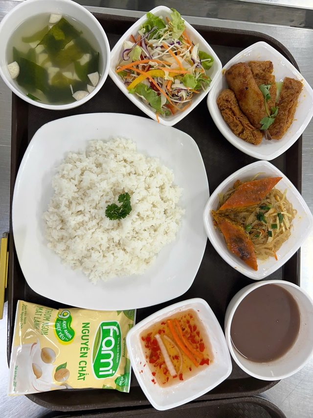 Có gì trong bữa ăn được công nhân chấm 10 điểm?- Ảnh 4. Có gì trong bữa ăn được công nhân chấm 10 điểm?- Ảnh 4.