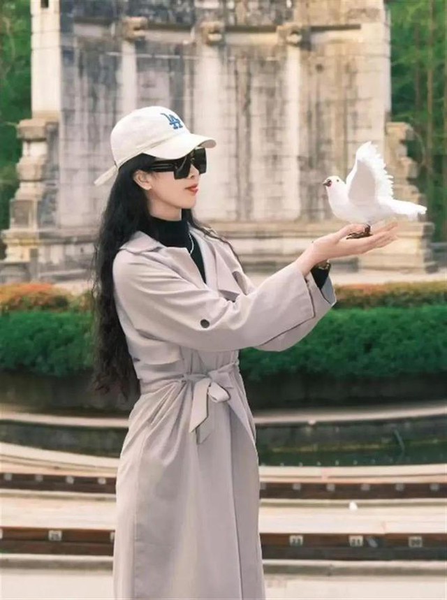 Người đẹp bị bỏng khi biểu diễn múa "váy lửa"- Ảnh 3. Người đẹp bị bỏng khi biểu diễn múa "váy lửa"- Ảnh 3.