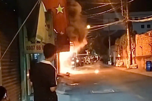 Cháy lớn nửa đêm ở TP HCM, một người tử vong- Ảnh 1. Cháy lớn nửa đêm ở TP HCM, một người tử vong- Ảnh 1.