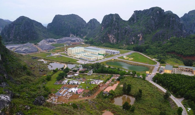 Dân chặn xe vào bãi rác lớn nhất tỉnh khiến rác thải ở TP Thanh Hóa ùn ứ - Ảnh 1.