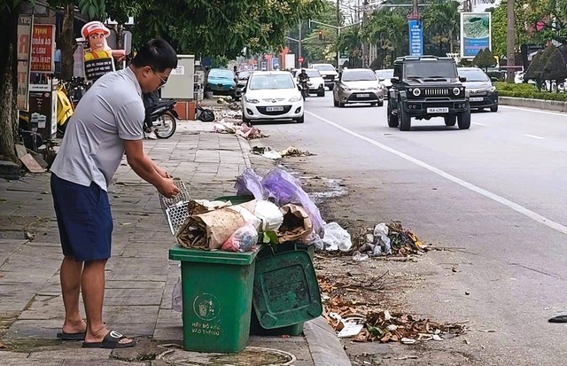 Dân chặn xe vào bãi rác lớn nhất tỉnh khiến rác thải ở TP Thanh Hóa ùn ứ - Ảnh 4.