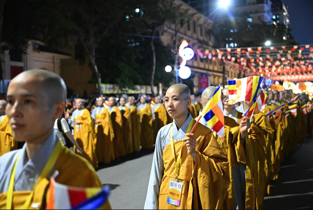 Cung nghinh xá lợi Đức Phật nhiễu quanh hồ Hoàn Kiếm- Ảnh 7. Cung rước xá lợi Đức Phật quanh Hồ Hoàn Kiếm - Ảnh 9.