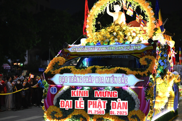 Cung nghinh xá lợi Đức Phật nhiễu quanh hồ Hoàn Kiếm- Ảnh 3. Cung rước xá lợi Đức Phật quanh Hồ Hoàn Kiếm - Ảnh 5.