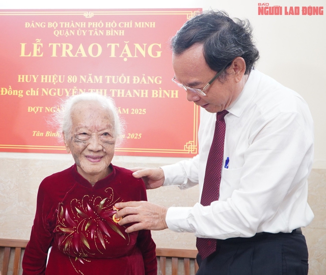 Bí thư Thành ủy TP HCM trao Huy hiệu 80 năm tuổi Đảng cho đảng viên Nguyễn Thị Thanh Bình - Ảnh 1.