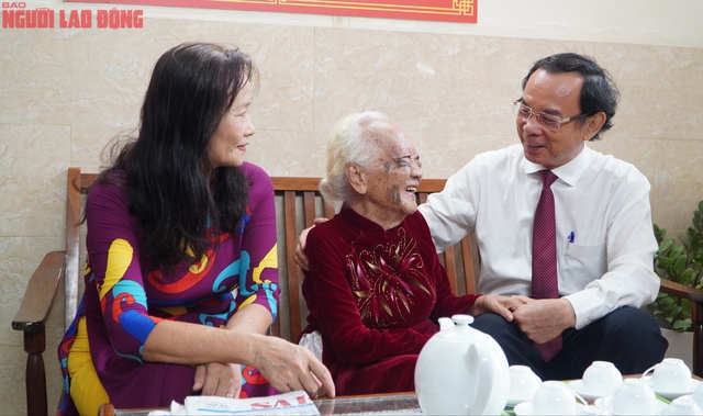 Bí thư Thành ủy TP HCM trao Huy hiệu 80 năm tuổi Đảng cho đảng viên Nguyễn Thị Thanh Bình - Ảnh 2.