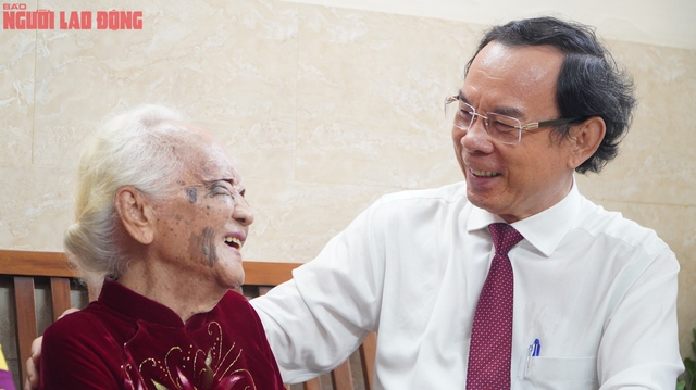 Bí thư Thành ủy TP HCM trao Huy hiệu 80 năm tuổi Đảng cho đảng viên Nguyễn Thị Thanh Bình - Ảnh 3.