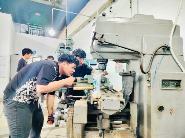 Nâng chất lượng nguồn nhân lực- Ảnh 1. Nâng chất lượng nguồn nhân lực- Ảnh 1.