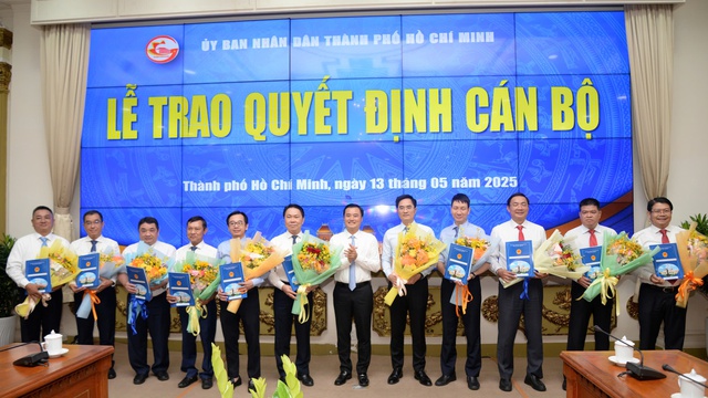 UBND TP HCM bổ nhiệm 11 phó giám đốc Sở Xây dựng - Ảnh 2.