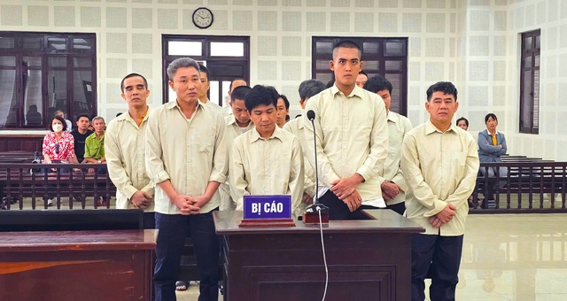 Tuyên phạt 13 bị cáo trong đường dây sản xuất 1,6 triệu cuốn sách giáo khoa giả- Ảnh 1. Tuyên phạt 13 bị cáo trong đường dây sản xuất 1,6 triệu cuốn sách giáo khoa giả- Ảnh 1.