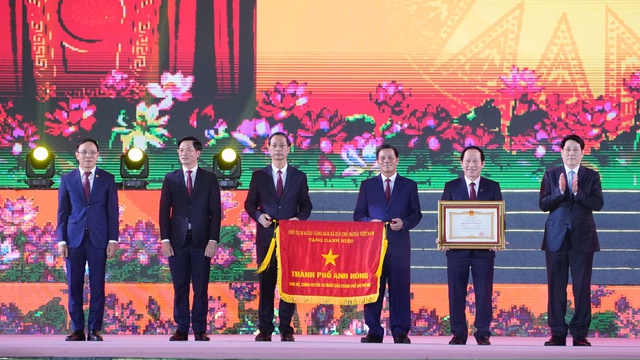 Chủ tịch nước Lương Cường trao danh hiệu Thành phố Anh hùng cho TP Hải Phòng- Ảnh 2. Chủ tịch nước Lương Cường trao danh hiệu Thành phố Anh hùng cho TP Hải Phòng- Ảnh 2.