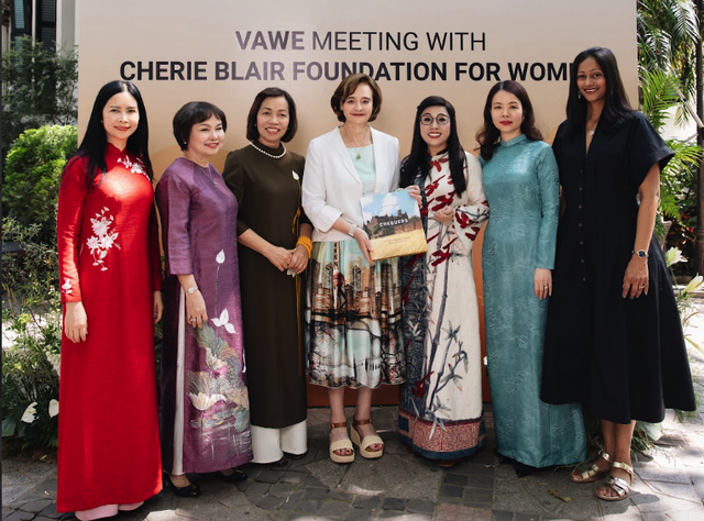 Phu nhân Thủ tướng, bà Lê Thị Bích Trân tặng Phu nhân nguyên Thủ tướng Anh bức tranh đặc biệt- Ảnh 2. Phu nhân Thủ tướng, bà Lê Thị Bích Trân tặng Phu nhân nguyên Thủ tướng Anh bức tranh đặc biệt- Ảnh 2.