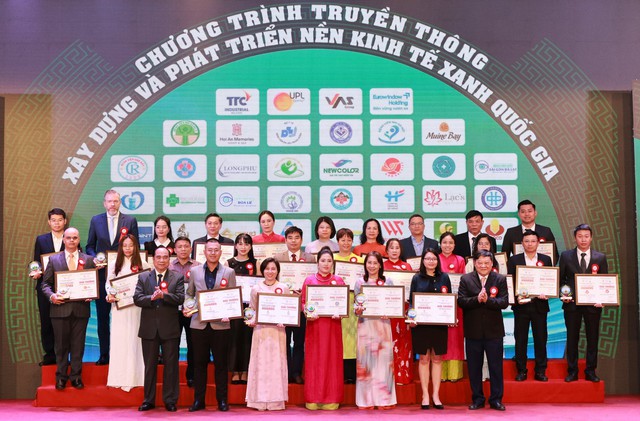 Bệnh viện Mắt Hoa Lư được vinh danh "Bệnh viện Xanh sạch và Dịch vụ Y tế chất lượng cao" - Ảnh 1.