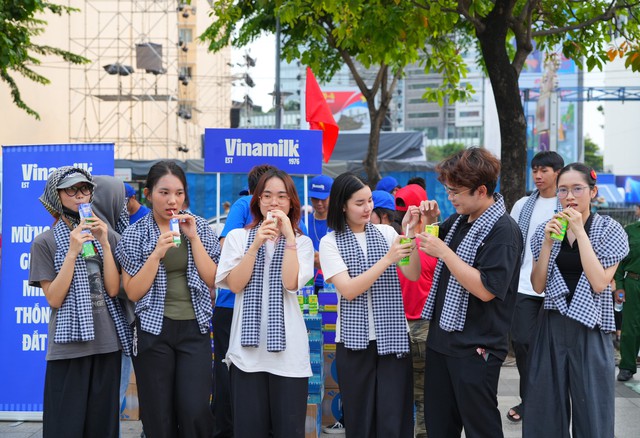 Vinamilk hòa cùng niềm vui của ngày hội thống nhất non sông- Ảnh 3. Vinamilk hòa cùng niềm vui của ngày hội thống nhất non sông- Ảnh 3.