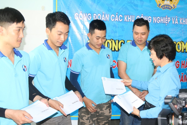 Ấm áp "Bữa cơm Công đoàn" cùng người lao động- Ảnh 1. Ấm áp "Bữa cơm Công đoàn" cùng người lao động- Ảnh 1.