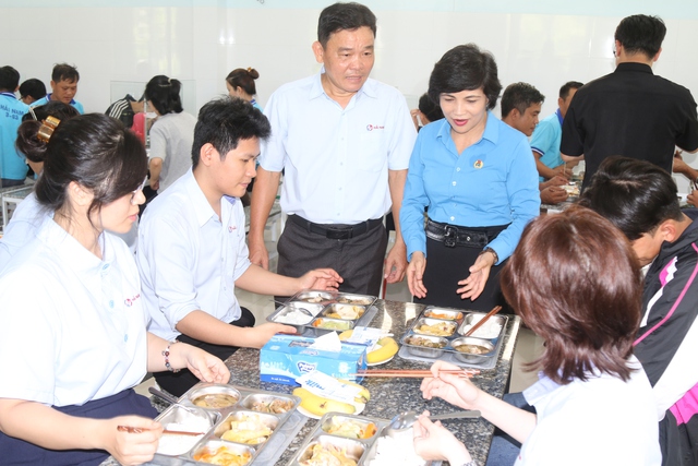 Ấm áp "Bữa cơm Công đoàn" cùng người lao động- Ảnh 2. Ấm áp "Bữa cơm Công đoàn" cùng người lao động- Ảnh 2.