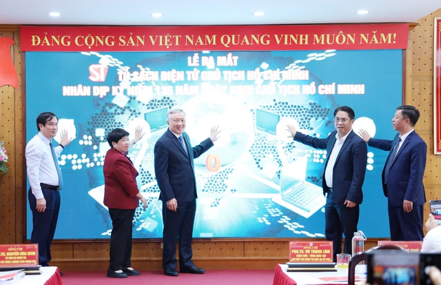 Phó Thủ tướng Nguyễn Hòa Bình dự Lễ ra mắt "Tủ sách điện tử Chủ tịch Hồ Chí Minh"- Ảnh 2. Phó Thủ tướng Nguyễn Hòa Bình dự Lễ ra mắt "Tủ sách điện tử Chủ tịch Hồ Chí Minh"- Ảnh 2.