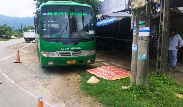 Xe buýt trôi tự do, phụ xe xả thân ngăn chặn bị tông tử vong - Ảnh 1.