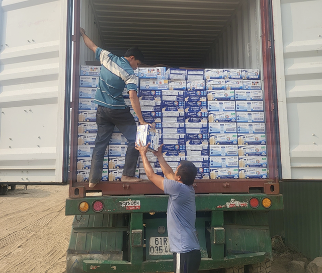 Công an TP HCM bắt một nữ cán bộ tiếp tay buôn lậu - Ảnh 1.