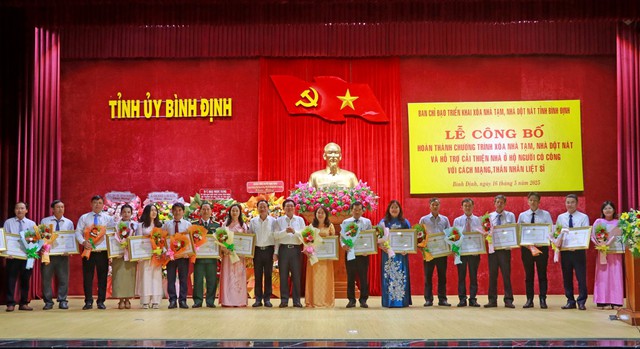 Bình Định công bố hoàn thành sớm mục tiêu xóa nhà tạm, nhà dột nát- Ảnh 1. Bình Định công bố hoàn thành sớm mục tiêu xóa nhà tạm, nhà dột nát- Ảnh 1.