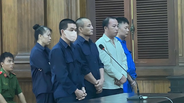 Cựu cán bộ hải quan TP HCM lãnh án tù vì tiếp tay buôn lậu- Ảnh 1.