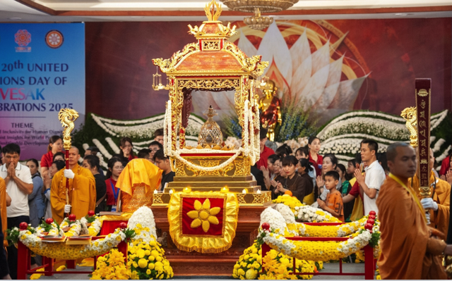 Dòng người trắng đêm chờ chiêm bái xá lợi Đức Phật- Ảnh 2. Dòng người trắng đêm chờ chiêm bái xá lợi Đức Phật- Ảnh 2.