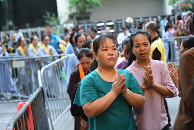Dòng người trắng đêm chờ chiêm bái xá lợi Đức Phật- Ảnh 7. Dòng người trắng đêm chờ chiêm bái xá lợi Đức Phật- Ảnh 7.