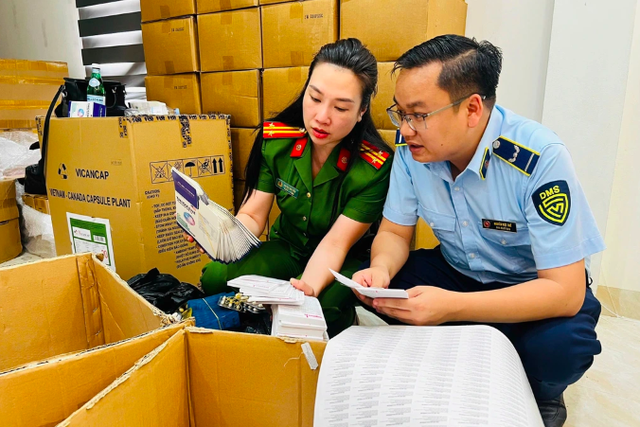 Dược sĩ làm 100 tấn thực phẩm chức năng, thiết bị y tế giả bán cả ở hiệu thuốc, bệnh viện- Ảnh 1. Dược sĩ làm 100 tấn thực phẩm chức năng, thiết bị y tế giả bán cả ở hiệu thuốc, bệnh viện- Ảnh 1.