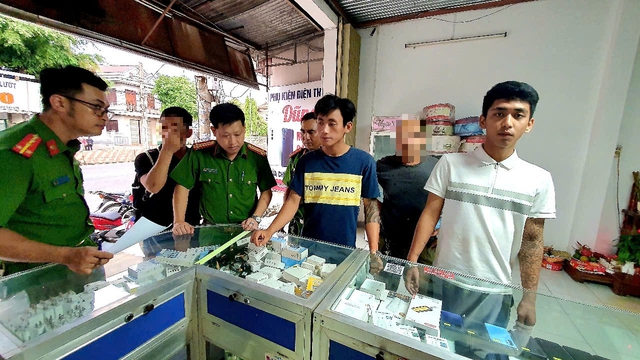 Hai đối tượng đeo khẩu trang liều lĩnh vào nhà thờ khống chế người, cướp tài sản- Ảnh 1. Hai đối tượng đeo khẩu trang liều lĩnh vào nhà thờ khống chế người, cướp tài sản- Ảnh 1.