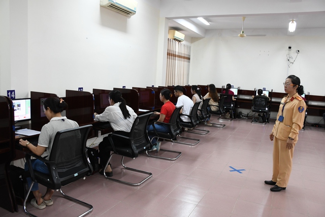 Hình ảnh Công an Đồng Nai lần đầu tổ chức kỳ thi sát hạch lái ô tô- Ảnh 7. Hình ảnh Công an Đồng Nai lần đầu tổ chức kỳ thi sát hạch lái ô tô- Ảnh 7.