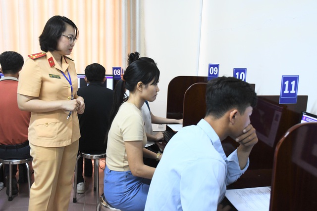 Hình ảnh Công an Đồng Nai lần đầu tổ chức kỳ thi sát hạch lái ô tô- Ảnh 8. Hình ảnh Công an Đồng Nai lần đầu tổ chức kỳ thi sát hạch lái ô tô- Ảnh 8.