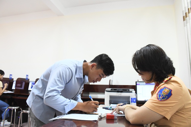 Hình ảnh Công an Đồng Nai lần đầu tổ chức kỳ thi sát hạch lái ô tô- Ảnh 10. Hình ảnh Công an Đồng Nai lần đầu tổ chức kỳ thi sát hạch lái ô tô- Ảnh 10.