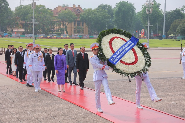 Thủ tướng Thái Lan Paetongtarn Shinawatra viếng Chủ tịch Hồ Chí Minh- Ảnh 3. Thủ tướng Thái Lan Paetongtarn Shinawatra viếng Chủ tịch Hồ Chí Minh- Ảnh 3.