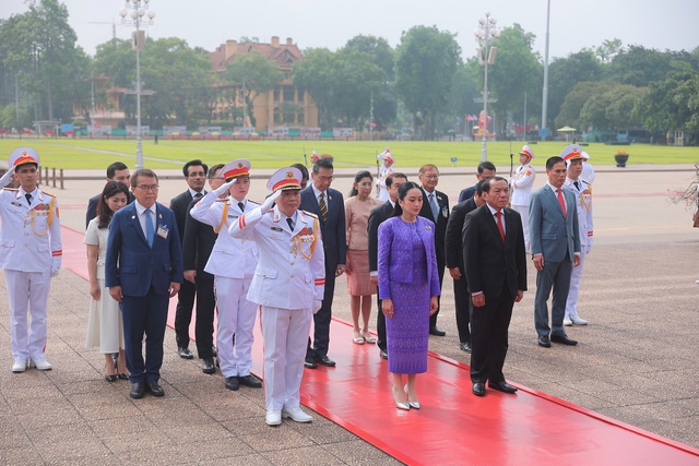 Thủ tướng Thái Lan Paetongtarn Shinawatra viếng Chủ tịch Hồ Chí Minh- Ảnh 4. Thủ tướng Thái Lan Paetongtarn Shinawatra viếng Chủ tịch Hồ Chí Minh- Ảnh 4.